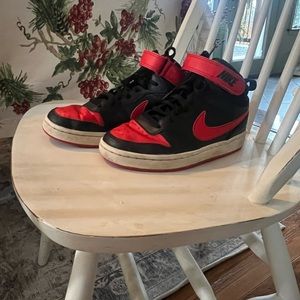 Nike Court Borough Mid